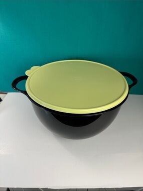 Tupperware Thatsa 42 Cup Black With Lime Green Seal Dual Handle Bowl New